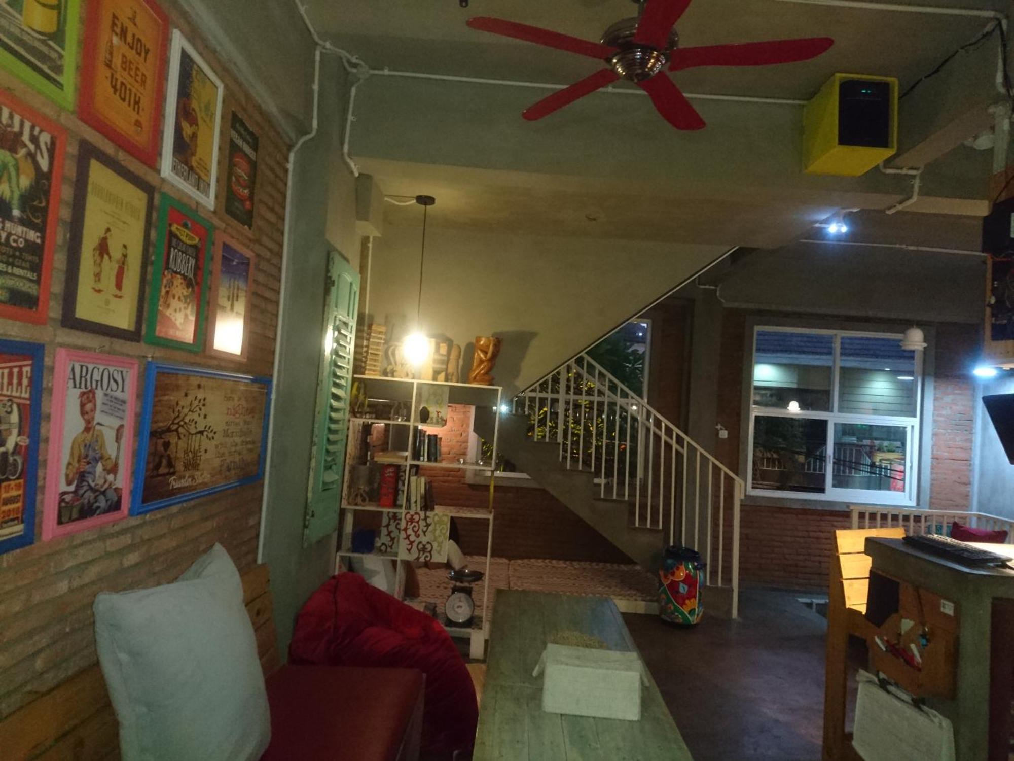 Shelter Hostel Malang Exterior photo