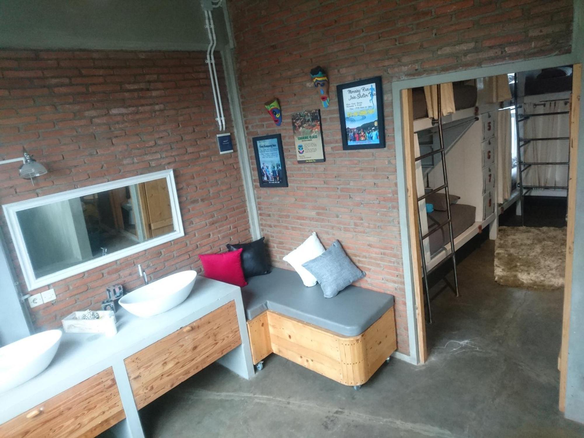 Shelter Hostel Malang Exterior photo